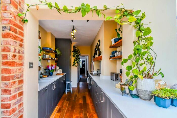 3 Bedroom Detached House For Sale In Carlton Drive, Leigh-On-Sea, SS9