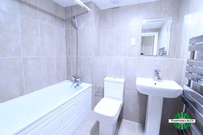 3 Bedroom Flat To Rent In High Road, Ilford, IG1