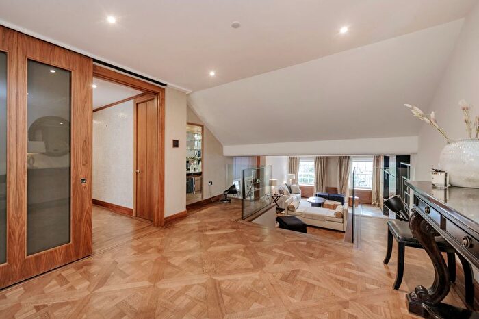 4 Bedroom Flat To Rent In Cadogan Place, Knightsbridge, SW1X