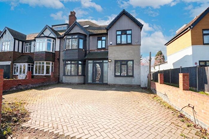 3 Bedroom Semi Detached House For Sale In Stratford Road, Hall Green, B28
