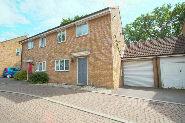 3 Bedroom Semi-Detached House To Rent In Cherwell Grove, South Ockendon, RM15