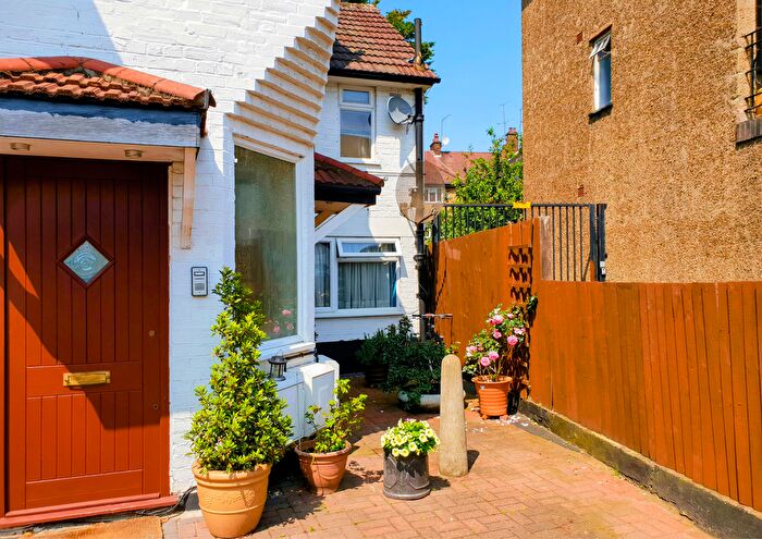 3 Bedroom Flat For Sale In Hurstwood Road, Temple Fortune, London, NW11