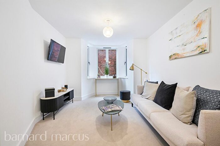 3 Bedroom End Of Terrace House For Sale In Bradmore Way, Coulsdon, CR5
