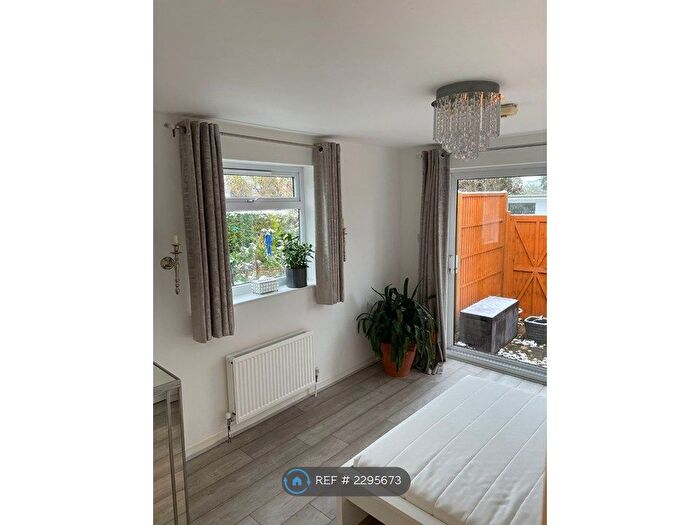 2 Bedroom Flat To Rent In Gooseberry Hill, Luton, LU3
