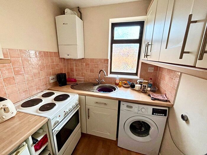 1 Bedroom Flat To Rent In Surrey, Staines-Upon-Thames, TW18