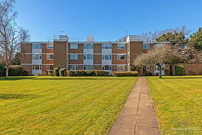 2 Bedroom Flat For Sale In Boreham Holt, Elstree, Hertfordshire, WD6