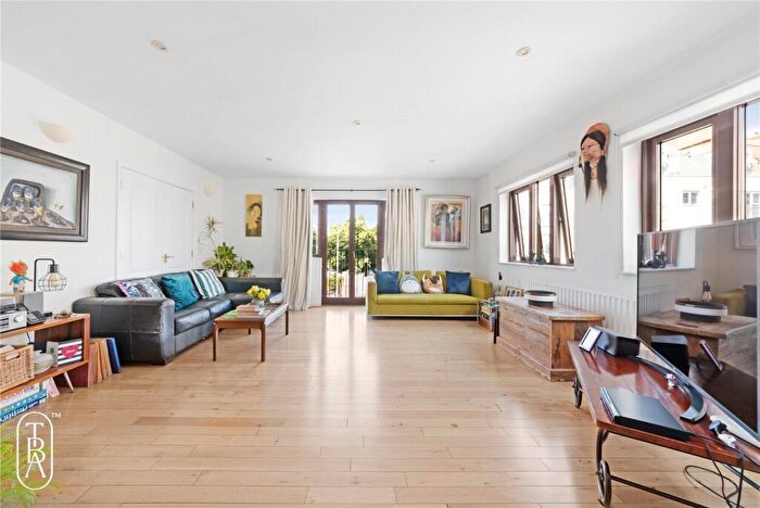 2 Bedroom Apartment For Sale In Sceptre Road, London, E2