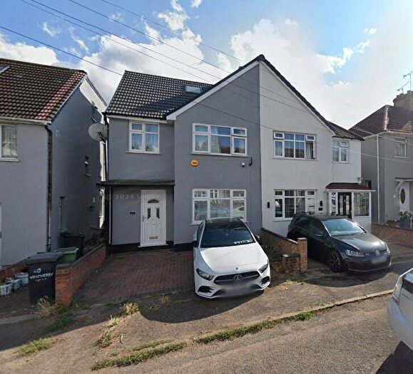 5 Bedroom Semi-Detached House To Rent In Weatherby Road Luton, LU4