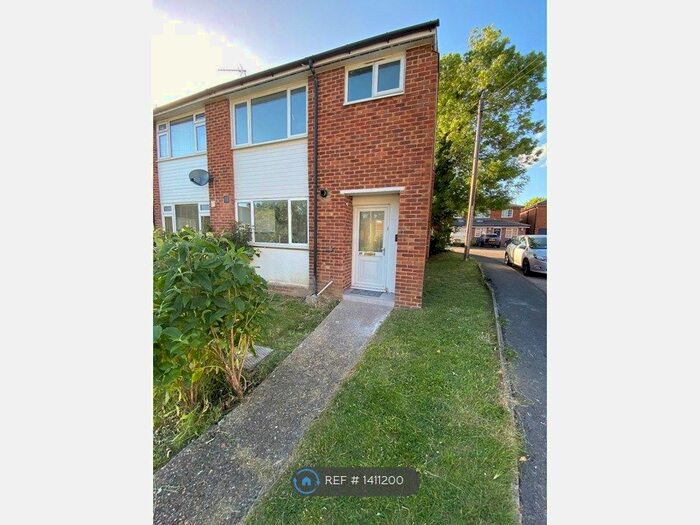 3 Bedroom Semi-Detached House To Rent In Tanhouse Lane, Wokingham, RG41