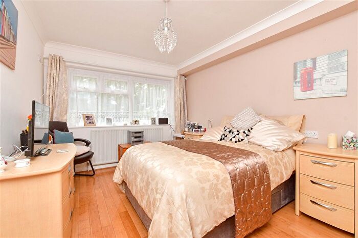 2 Bedroom Maisonette For Sale In Timberhill, Ashtead, Surrey, KT21
