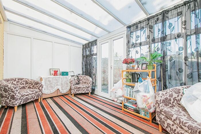 3 Bedroom End Of Terrace House For Sale In Hawthorn Avenue, Colchester, CO4