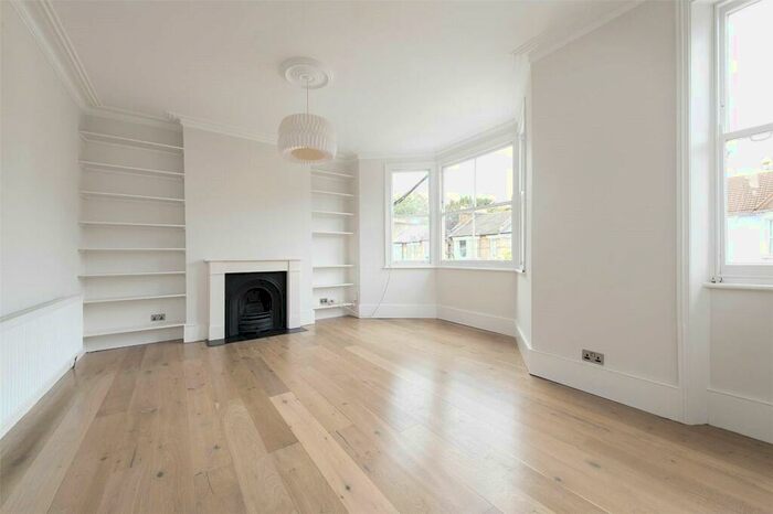 3 Bedroom Apartment To Rent In Ickburgh Road, Clapton, London, E5