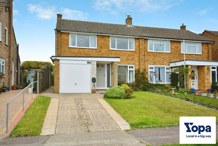 3 Bedroom Semi Detached House For Sale In Grovelands Avenue, Hitchin, SG4