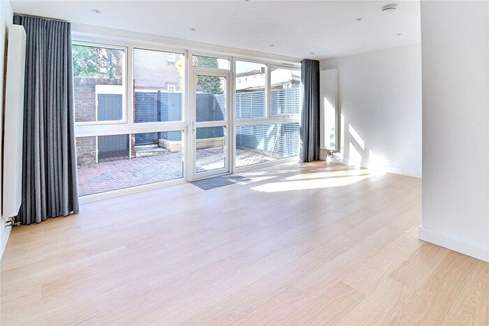 3 Bedroom Flat To Rent In Blenheim Court, Marlborough Road, Islington, London, N19