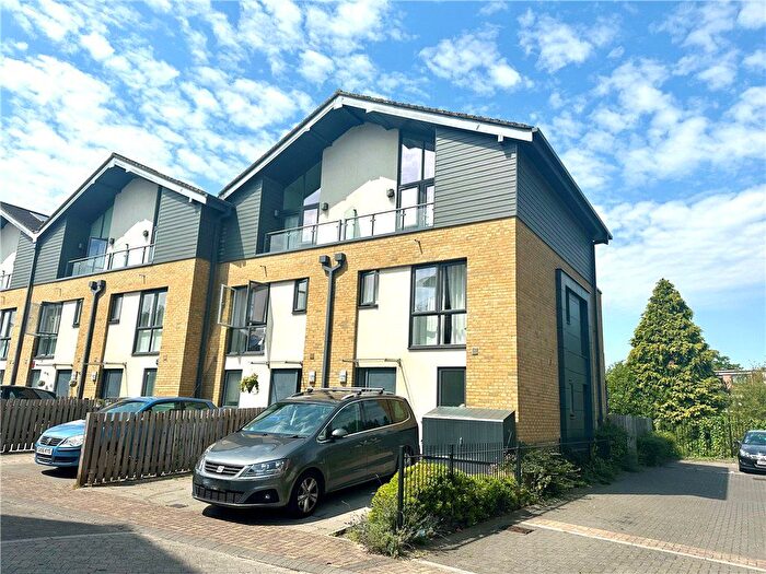 3 Bedroom End Of Terrace House To Rent In Sycamore Avenue, Woking, Surrey, GU22