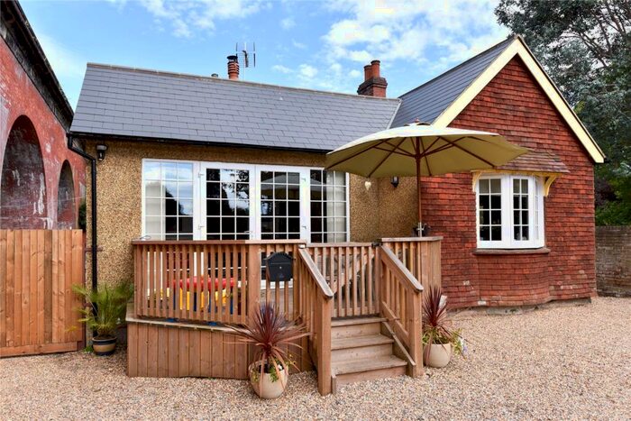 3 Bedroom Bungalow To Rent In River Road, Taplow, Maidenhead, Berkshire, SL6