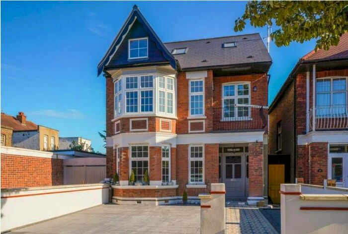 2 Bedroom Flat To Rent In Flat, Lynton Road, London, W3