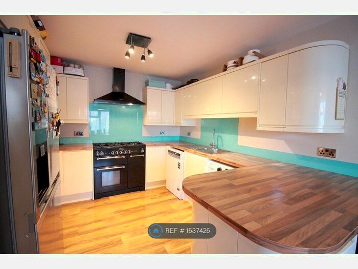 3 Bedroom Semi-Detached House To Rent In York Avenue, Slough, SL1