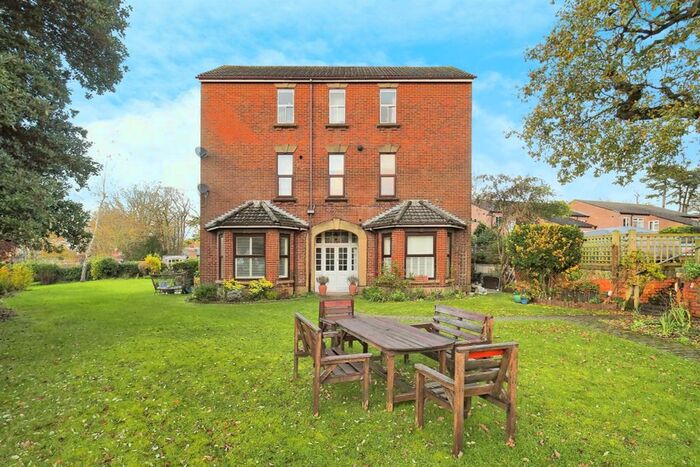 1 Bedroom Flat To Rent In Methuen Drive, Salisbury, SP1