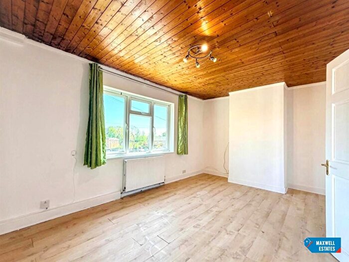 2 Bedroom Maisonette To Rent In Sanders Lane, Mill Hill, NW7