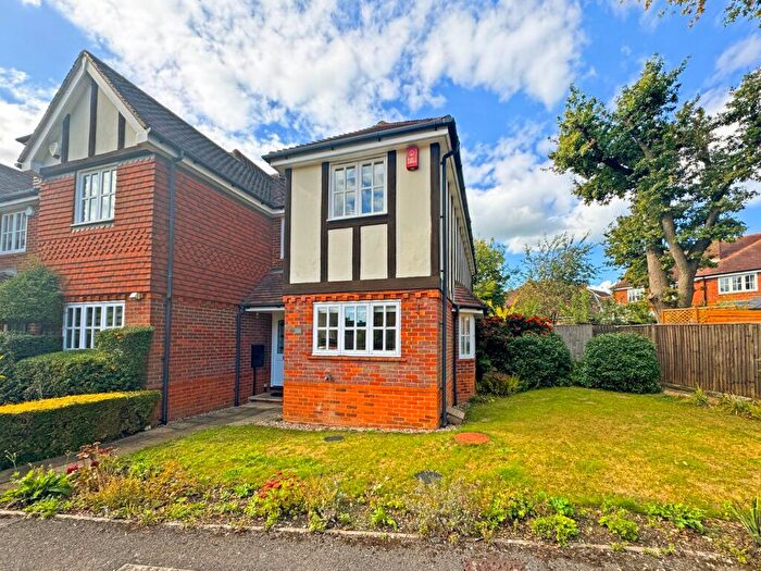 3 Bedroom End Of Terrace House For Sale In Oakfield Close, Amersham, HP6