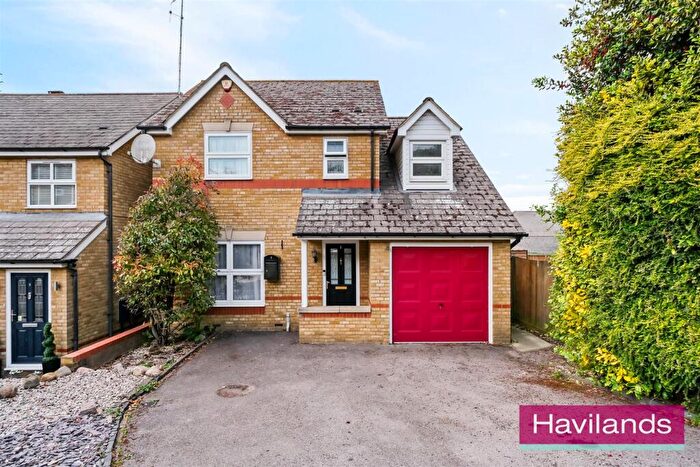 4 Bedroom Detached House For Sale In Buchanan Close, London, N21