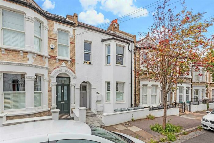 3 Bedroom Flat To Rent In Marmion Road, SW11