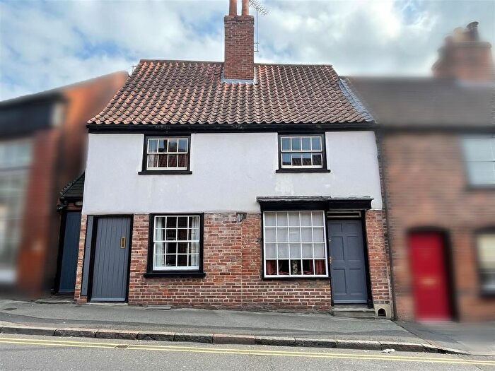 3 Bedroom End Of Terrace House For Sale In Mill Gate, Newark, NG24