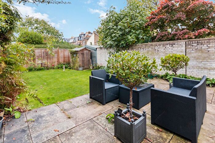 2 Bedroom Maisonette To Rent In Trinity Road, Wandsworth Common, SW17