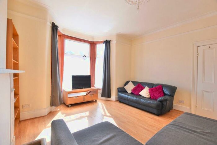 5 Bedroom Semi-Detached House To Rent In Cambridge Road, IG3
