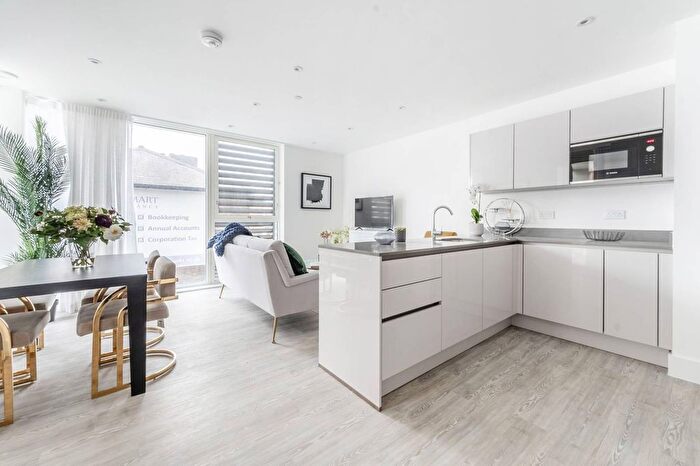 1 Bedroom Flat To Rent In Easton Lodge, Ealing, London, W7