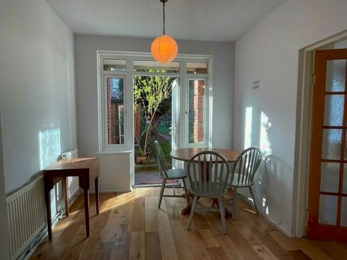 3 Bedroom Apartment To Rent In Melbourne Grove, East Dulwich, London, SE22