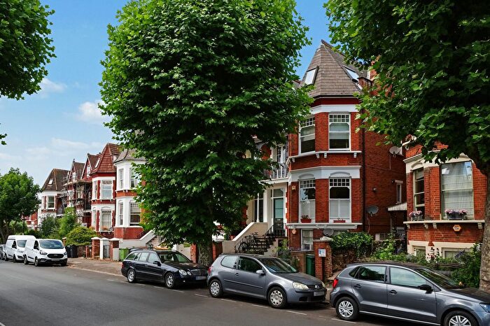 2 Bedroom Flat For Sale In Mount View Road, London, N4
