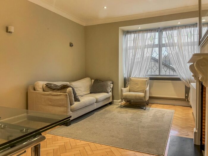 2 Bedroom Flat To Rent In Cambridge Park, Twickenham, TW1