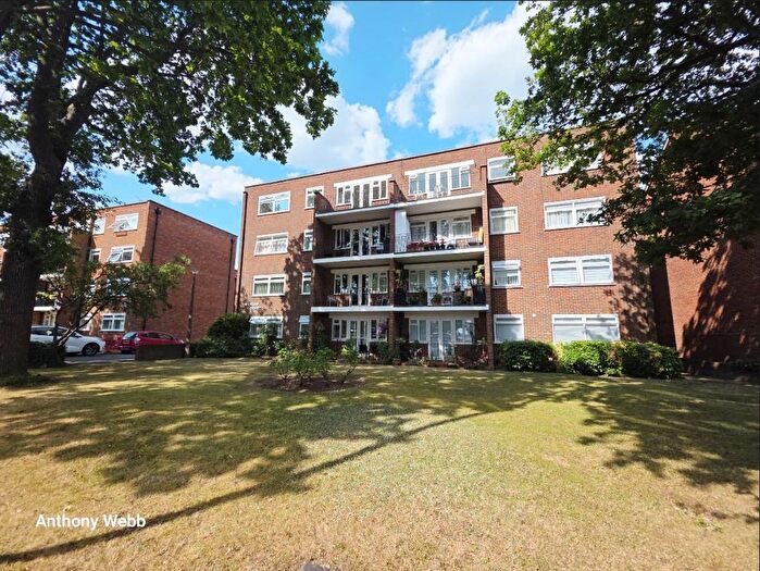 2 Bedroom Flat For Sale In Chase Side, London, N14
