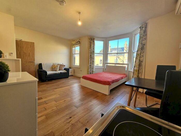 Flat To Rent In Flat, Newmarket Road, Cambridge, CB5