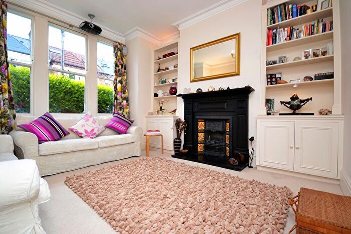 2 Bedroom Flat For Sale In Hazelbourne Road, London, SW12