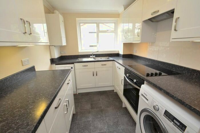 2 Bedroom Flat To Rent In Albion Road, Sutton, SM2