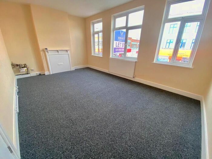 3 Bedroom Flat To Rent In The Broadway, Southall, Greater London, UB1