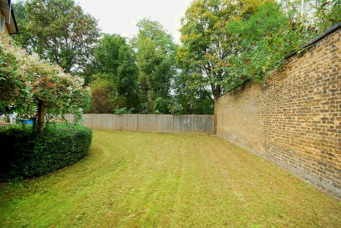 2 Bedroom Flat To Rent In Shalbourne Square, Hackney Wick, London, E9