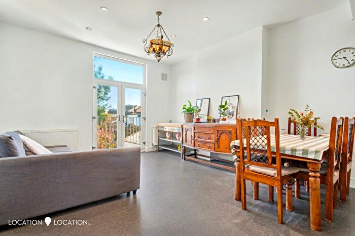 4 Bedroom Flat To Rent In Bethune Road, London, N16