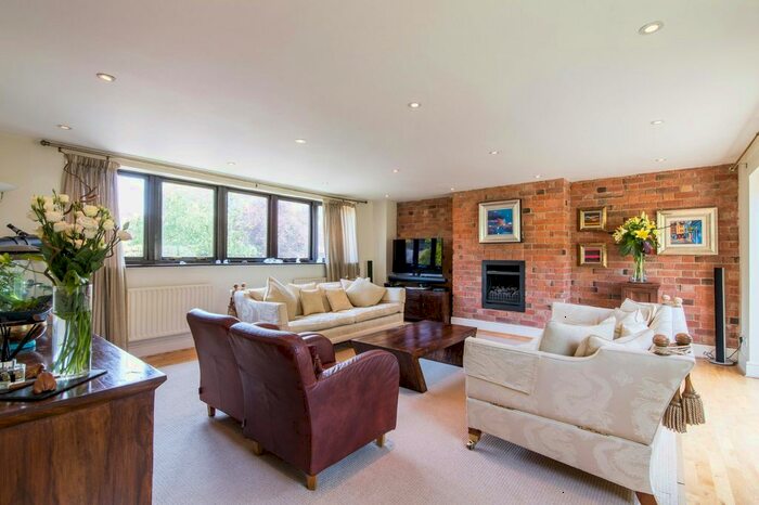 4 Bedroom Barn Conversion For Sale In Wayte Court, Ruddington, Nottingham, NG11