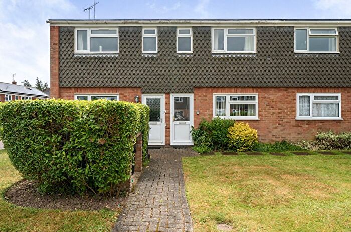 2 Bedroom Flat For Sale In Battys Barn Close, Wokingham, Berkshire, RG40