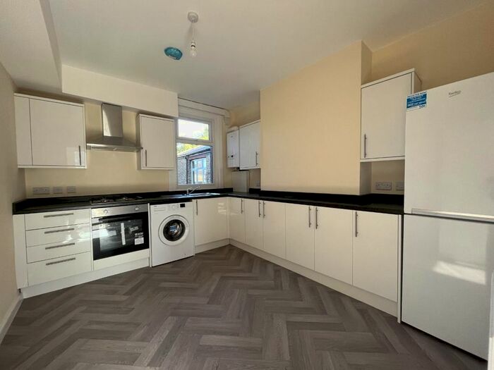 2 Bedroom Flat To Rent In Westbury Avenue, Wood Green, Haringey, London, N22