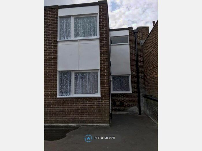 4 Bedroom Maisonette To Rent In Obelisk Way, Camberley, GU15