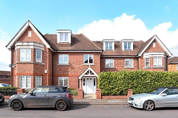 2 Bedroom Apartment For Sale In High Road, Byfleet, KT14