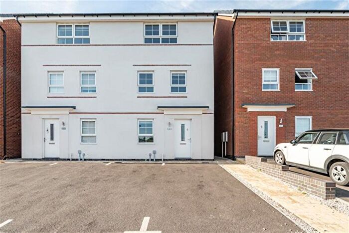 4 Bedroom Town House To Rent In Bedroom Semi Detached Town House In Hillcrest Road, Nuneaton, CV10