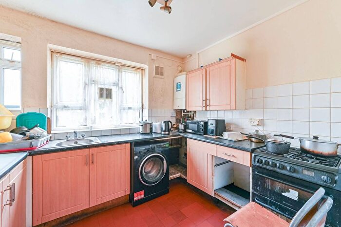 2 Bedroom Flat For Sale In Mackie Road, Brixton, London, SW2