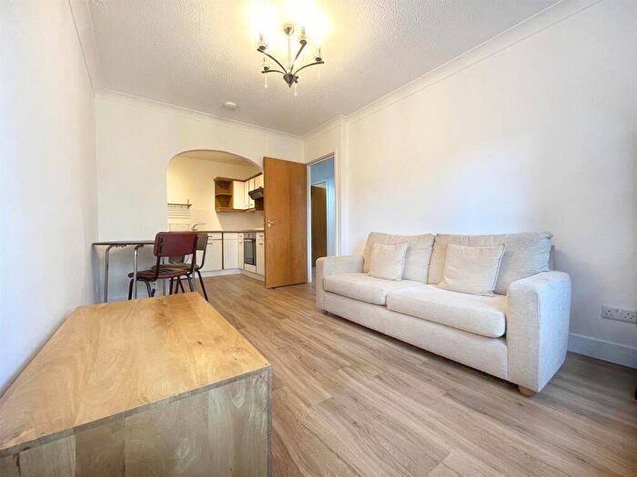 1 Bedroom Apartment To Rent In Queens Court, Bridge Street, B1