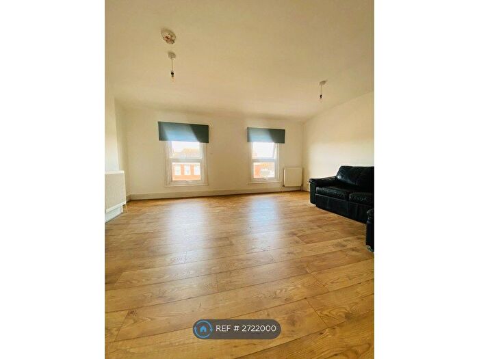 3 Bedroom Flat To Rent In Brook House, Surbiton, KT6